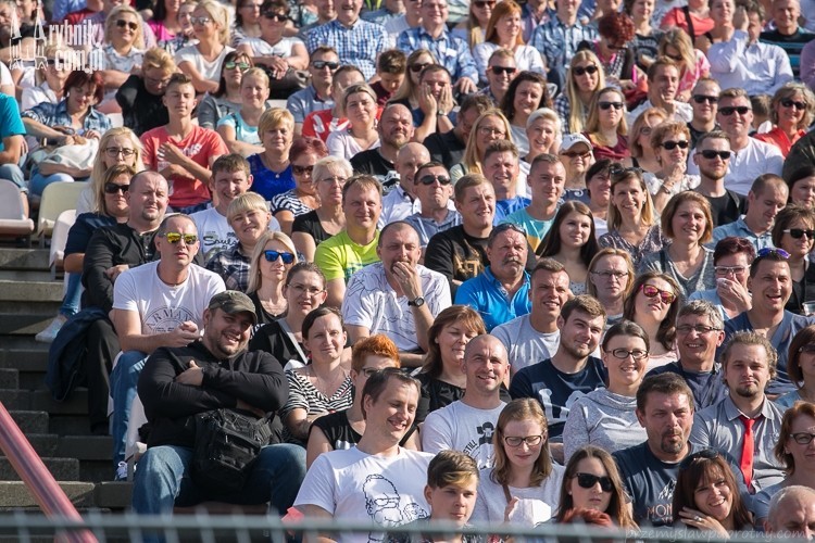 Salwy śmiechu na stadionie. Publiczność bawiła się na KABAryjTONIE, Przemysław Paprotny