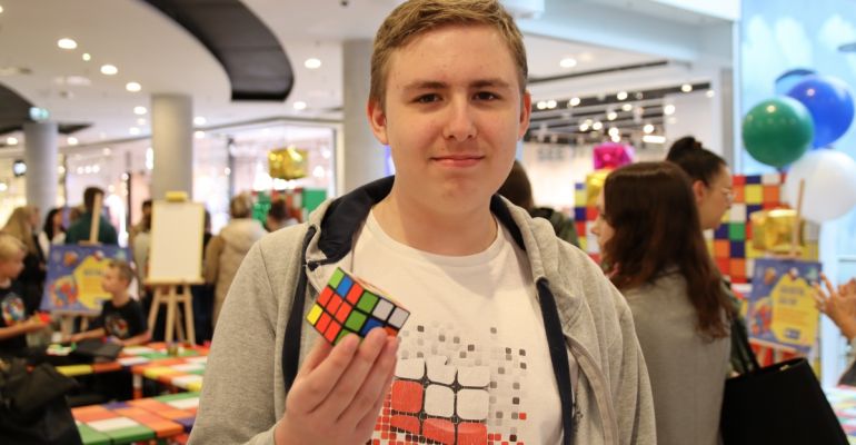 Międzynarodowy Dzień Kostki Rubika. Mistrz z Rybnika pokazał, jak szybko ją układa!