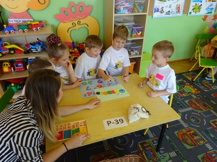 Przedszkolaki z Boguszowic pomogły robotowi rozwiązać zadania matematyczne, Przedszkole nr 15 w Rybniku