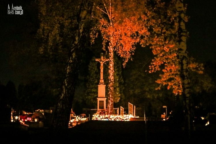 Czerń i blask. Znicze rozświetlają nekropolię w centrum Rybnika (zdjęcia), Iwona Wrożyna