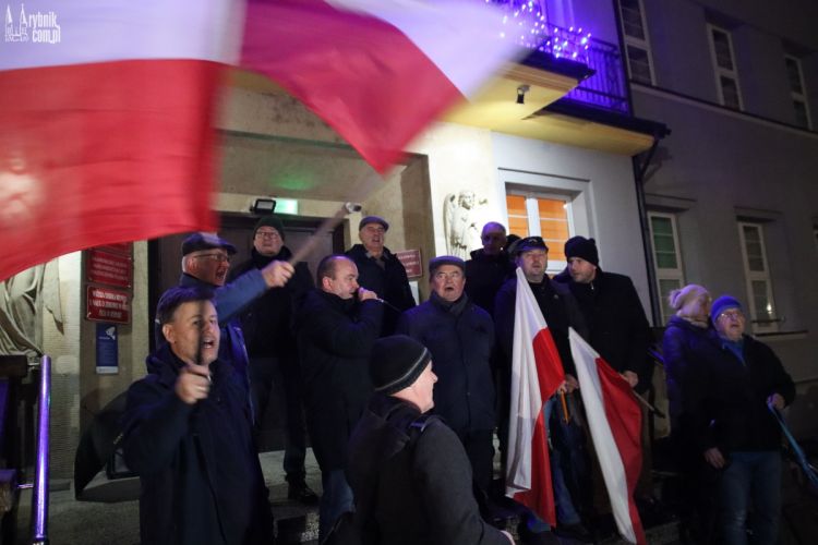 „Wolne media!”, „Tu jest Polska!”. Protest przed siedzibą rybnickiej TVP, Bartłomiej Furmanowicz