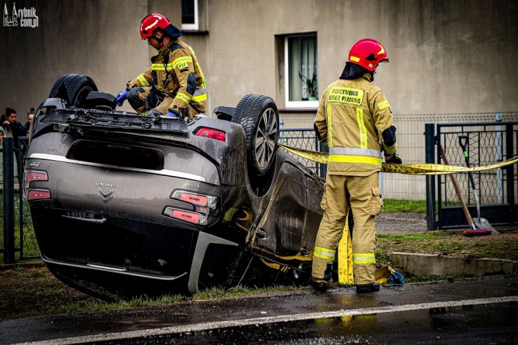 Dachowanie w Jejkowicach: młody kierowca jechał zdecydowanie za szybko (zdjęcia), Daniel Wojaczek