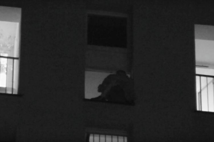 Nocna akcja na ul. Dworek. Mężczyzna chciał skoczyć z 8 piętra (wideo), ag