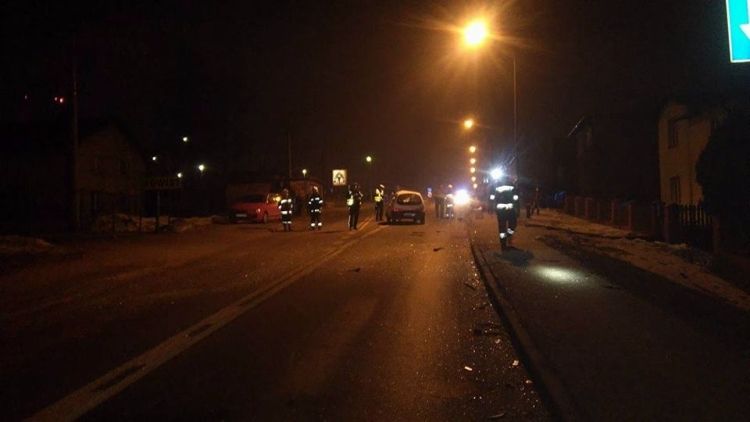 Wypadek 3 samochodów na 1 Maja. Dwie osoby w szpitalu, OSP Chwałowice