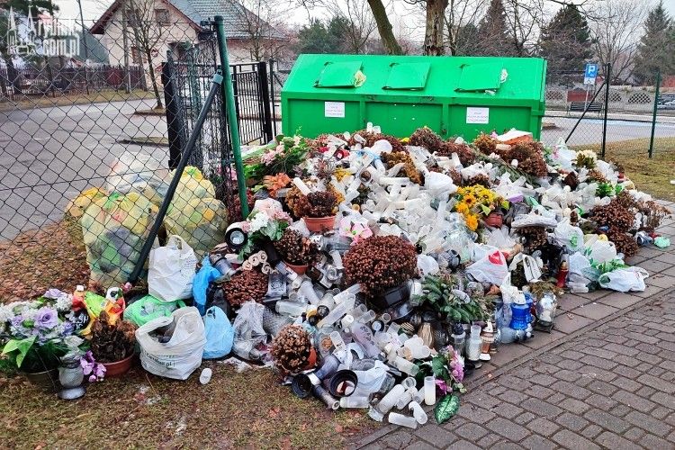 Niechlubna „tradycja” Wszystkich Świętych. „Polski Recykling”: przez cmentarze przewija się do 120 tys. ton odpadów, Archiwum