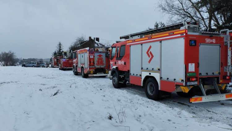 Tragiczny pożar w Piecach. Nie żyje 66-letnia kobieta, PSP Rybnik