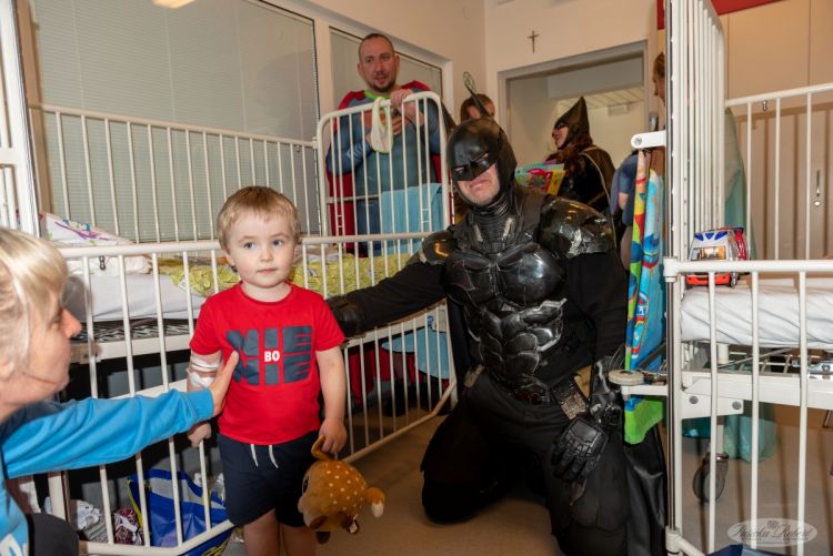 Rudzki Batman odwiedził dzieciaki na pediatrii w WSS nr 3. Sewcio przebrał się za Supermana (zdjęcia), Robert Pasieka, PhotoBzik