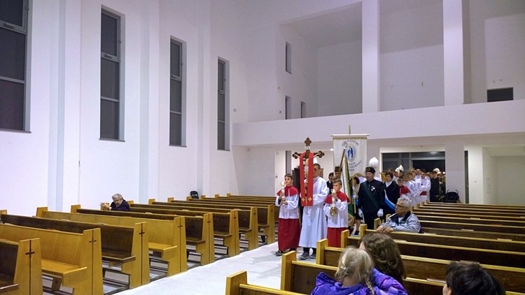 Wigilia Paschalna na Nowinach. Wierni szli w procesji rezurekcyjnej, Parafia Matki Boskiej Częstochowskiej w Rybniku