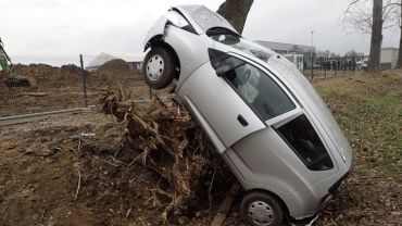 Wypadek w Czerwionce-Leszczynach. Kierowca chevroleta uderzył w pień drzewa