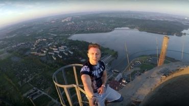 Wspiął się na komin elektrowni, by uczcić Święto Niepodległości (wideo)