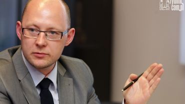Piotr Masłowski zaatakowany na konferencji „za... pochodzenie”