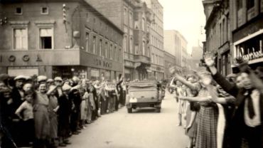 1 września 1939 w Rybniku. Niemieckich żołnierzy na rynku witały tłumy