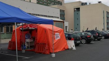 Przed szpitalem pojawił się namiot dla górników
