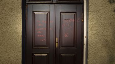 Zebrzydowice: napis „je**ć PiS” na drzwiach kaplicy