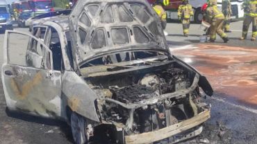 Utrudnienia na A1: doszczętnie spłonął samochód osobowy