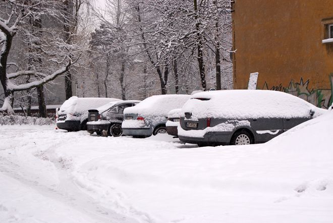 Uspokajamy: czeka nas atak zimy, ale odśnieżanie czap śniegu z samochodów póki co nam nie grozi