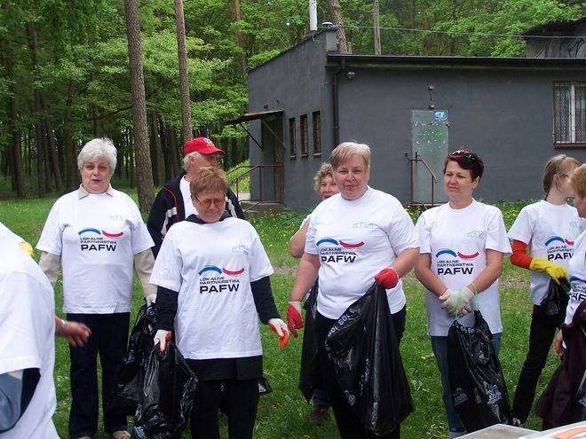 Seniorzy i młodzież wspólnie sprzątali park w Leszczynach, Materiały prasowe