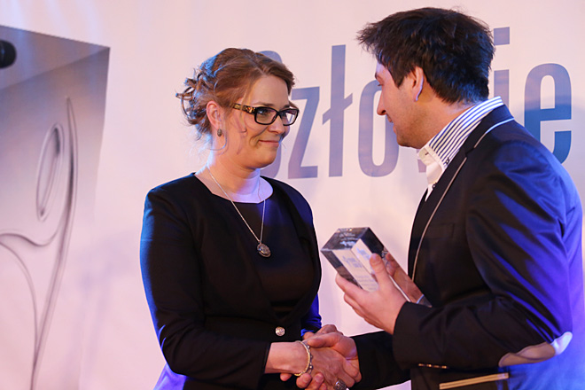 Laureatka Nagrody Internautów za 2014 rok - Gabriela Kamińska odbiera statuetkę z rąk Damiana Homoli - laureata z 2013 roku