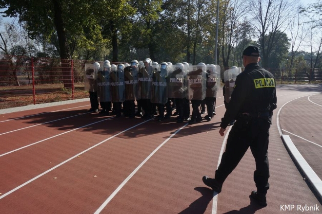 150 policjantów na stadionie miejskim. Szkolili się przeciwko kibolom, KMP Rybnik