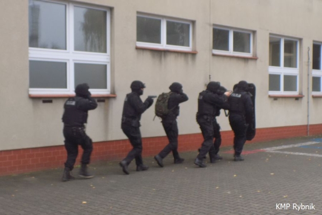 Ćwiczenia w Rybniku: do szkoły wtargnął uzbrojony mężczyzna, KMP Rybnik
