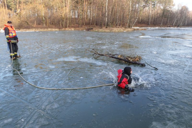 Jak ratować tonących? Strażacy z Rybnika ćwiczyli na lodzie, PSP Rybnik