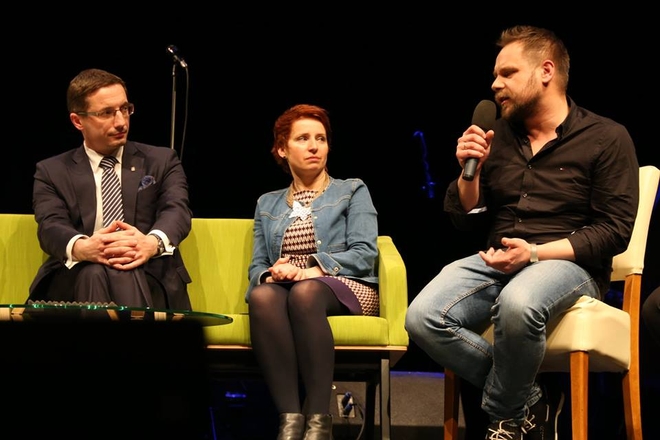 Panel dyskusyjny podczas Rybnickiego Forum Kultury. Od lewej: Piotr Kuczera, Izabela Karwot i Maciej Zygmunt.