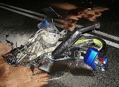 Motocyklista rozbił się o barierki przy zjeździe z autostrady, 