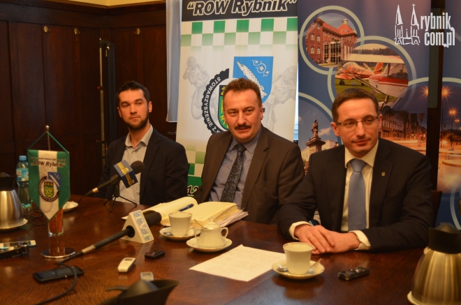 Na zdjęciu od prawej: prezydent Piotr Kuczera, prezes KS ROW Rybnik Krzysztof Mrozek i Jan Konikiewicz z One Sport Marketing