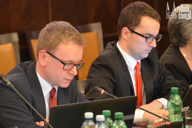 Przewodniczący komisji rewizyjnej - Łukasz Kłosek (z lewej) przedstawił radnym wyniki kontroli