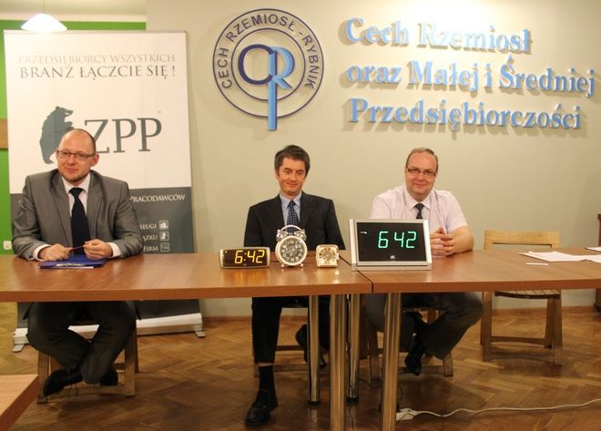 Akcja została zainaugurowana dokładnie o 6:42 wieczorem. Od lewej: Piotr Masłowski, Jarosław Cieciura i Wojciech Pfeifer