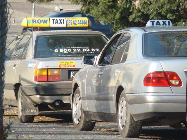 Taksówkarze zamiast narzekać na swój los, powinni wziąć sprawy w swoje ręce - mówi Jacek Piecha z PO