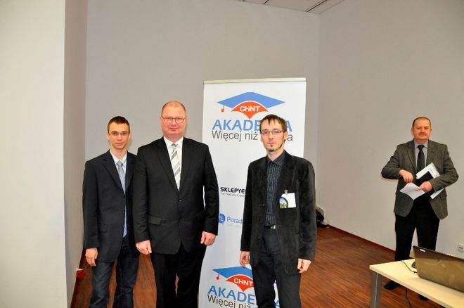 Nagrodę w imieniu zespołu odebrali Marek Holona - dyrektor szkoły, opiekun grupy Damian Niesobski oraz lider Michał Androsz.