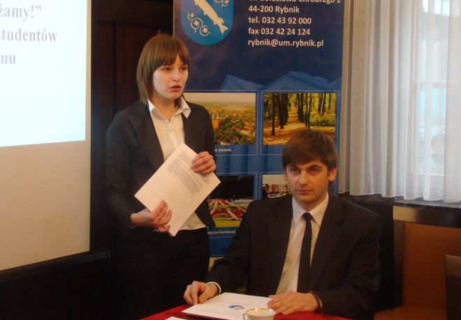 Rybnickie środowisko akademickie walczy o poprawę komunikacji w regionie. Na zdjęciu Katarzyna Niesporek i Dariusz Laska.