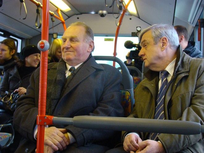 Antoni Mainczyk z Transgóru (z lewej) zapowiada jeszcze więcej kontroli trzeźwości kierowców autobusów