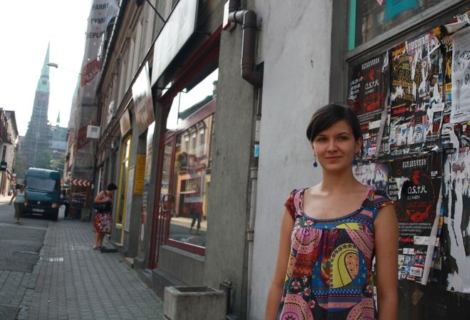 Ulica Powstańców zaczyna żyć nowym życiem. Na zdjęciu koordynatorka projektu ''DEPTAK reWITA'' - Dorota Bednorz.