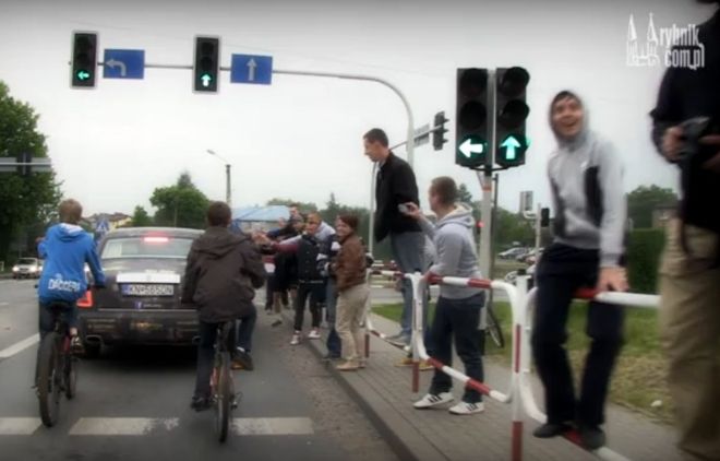 Tysiące ludzi oglądały przejazd najdroższych aut świata (wideo), mk