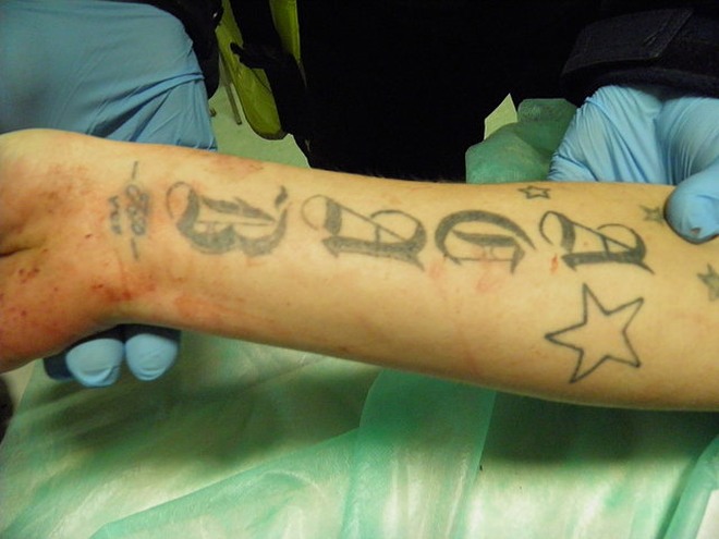 Policjanci opublikowali zdjęcia tatuaży zatrzymanego, które miały pomóc w jego identyfikacji.