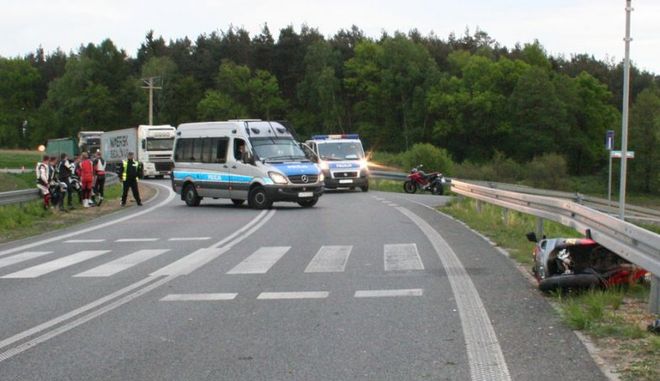 Wypadek na ul. Lotniskowej. 22-letni motocyklista wypadł z drogi, KMP Żory
