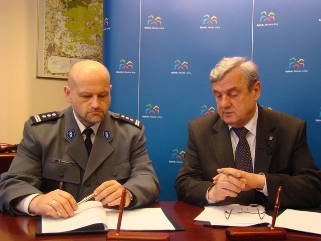 Oficjalne podpisanie programu ''Bezpieczna Dzielnica'' przez prezydenta Rybnika, Adama Fudalego i Komendanta Miejskiego Policji, Krzysztofa Sowulę.