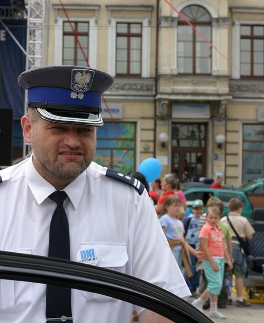 Komendant Sowula wsiada do samochodu jadącego w kierunku Gliwic