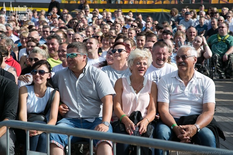 Salwy śmiechu na stadionie. Publiczność bawiła się na KABAryjTONIE, Przemysław Paprotny