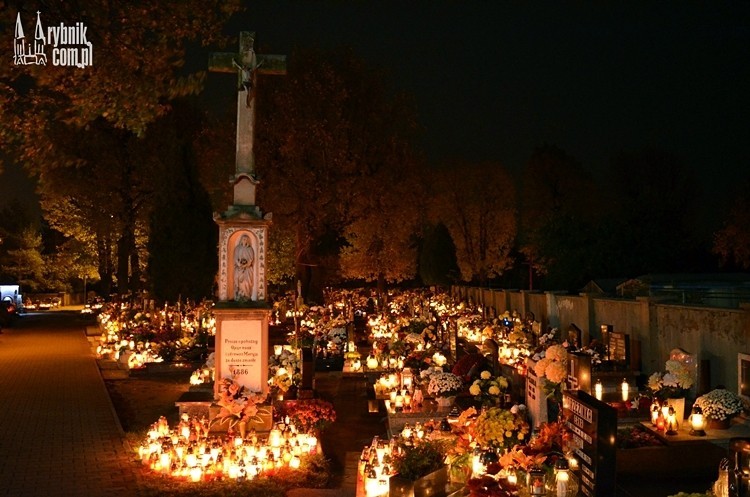 Cmentarz w Radziejowie nocną porą. Setki zniczy rozświetla nekropolię, Bartłomiej Furmanowicz