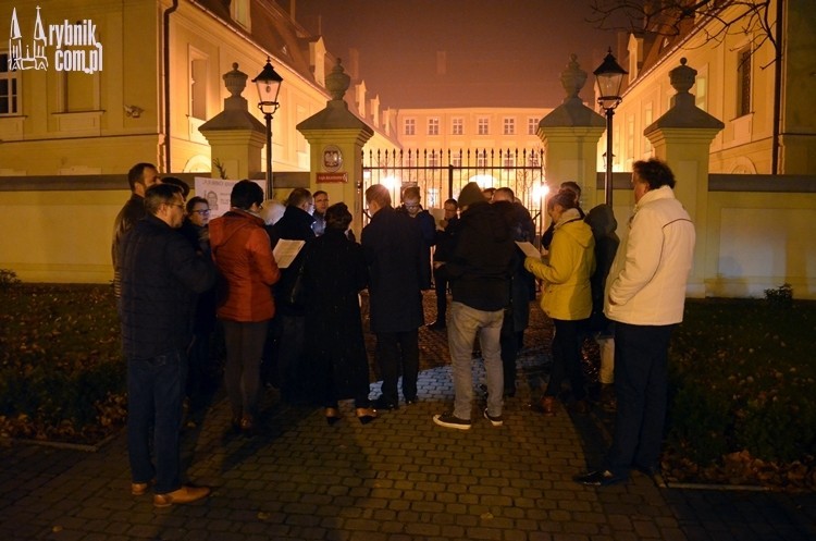 Akcja przed sądem w Rybniku. Kilkunastu mieszkańców pożegnało Piotra Szczęsnego, Bartłomiej Furmanowicz
