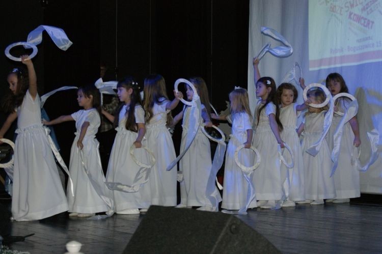 Przedszkolaki z Boguszowic wystąpiły w Koncercie Świątecznym dla rodziców, Przedszkole nr 15 w Rybniku