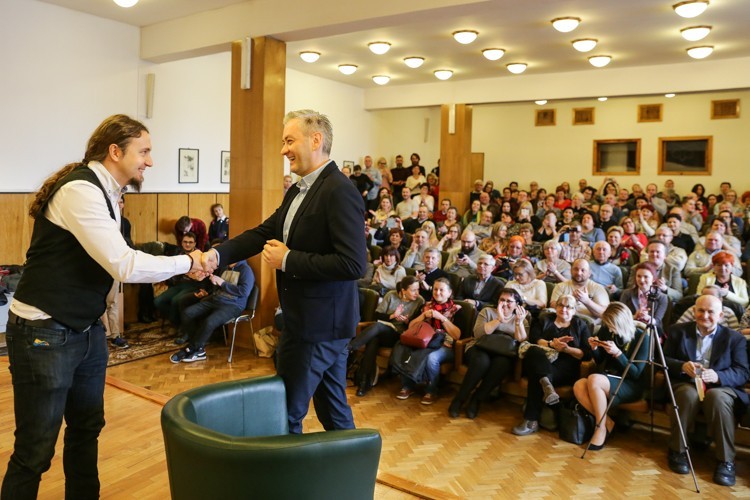 Robert Biedroń odwiedził rybnicką bibliotekę, Dominik Gajda