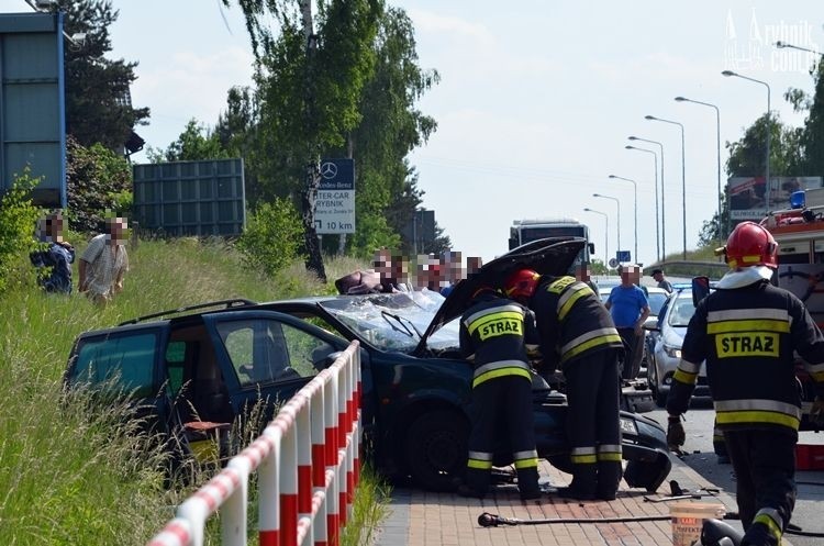 Poważny wypadek na ul. Wodzisławskiej. Samochód zderzył się z karetką, bf