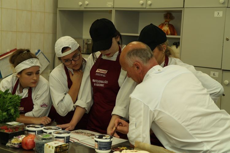 Robert Sowa i uczniowie „Ekonomika” w jednej kuchni, ZSE-U w Rybniku