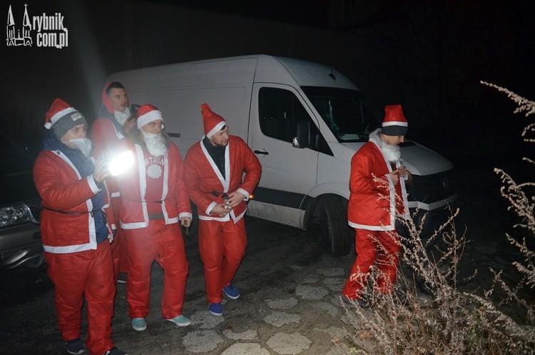 Mikołaje odwiedzili bezdomnych. Rozdali 3,5 tony ciuchów!, Bartłomiej Furmanowicz
