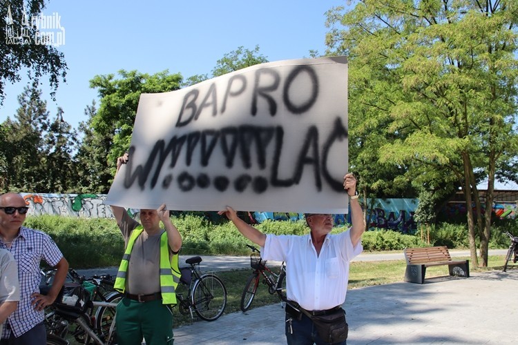 „Bapro wy!!!!!!lać”. Mieszkańcy protestowali przed tężnią, Bartłomiej Furmanowicz