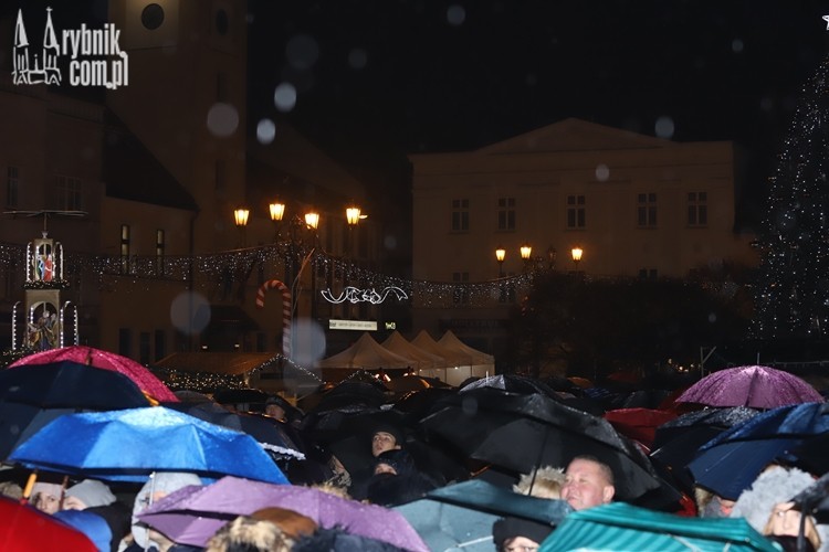 Deszczowa wigilijka w Rybniku. Na scenie Kawa z Mlekiem, MeloMany i LemON, Daniel Wojaczek